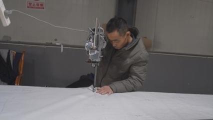 新疆庫車 節(jié)后服裝企業(yè)開足馬力趕訂單，輔料制造產(chǎn)業(yè)鏈協(xié)同發(fā)力